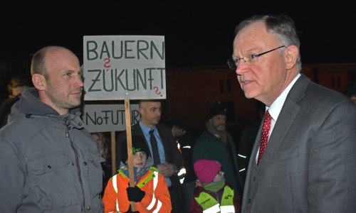 Ministerpräsident Weil im Gespräch mit Landwirt Bertram Vogt.