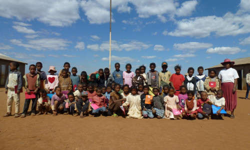 Die Kinder, die von den Spenden an Lovasoa profitieren.