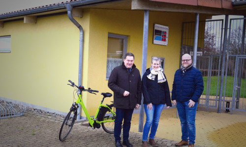 Von links: Fraktionsvorsitzender Uwe Lagosky, Ortbürgermeisterin von Hemkenrode Anja Hantelmann und CDU-Gemeindeverbandsvorsitzender Tobias Breske  vor dem Freibad am Elm.