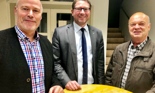 Ortsverbandsvorsitzender Karsten Ansorge (links) und Ratsmitglied Henning Niemeier (rechts), wünschen Marco Kelb alles gute für die Wahl und sichern ihm ihre volle Unterstützung zu.