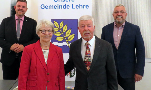 Bürgermeister Andreas Busch (links) und Ortsbürgermeister Heinrich Köther (rechts) bei der Ehrung von Herrn Rudolf Goerke (zweiter von rechts) mit seiner Frau Rita
