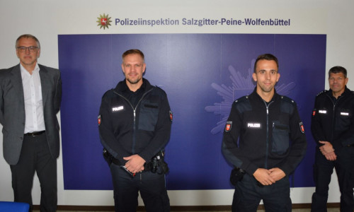 Von links: Volker Warnecke, Tobias Kranz, Dean Sauthoff, Jürgen Woelke als Leiter des Einsatz- und Streifendienstes im Polizeikommissariat Salzgitter-Bad.