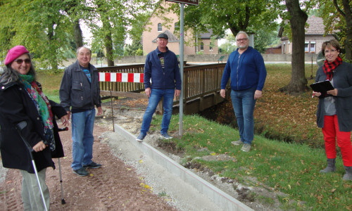 Die Schöppenstedter SPD-Fraktion besichtigt die Umbaumaßnahmen am Bismarckplatz. Von links: Kerstin Hübner, Karl-Heinz Mühe, Dirk Petersen, Rüdiger Bobka und Andrea Föniger.