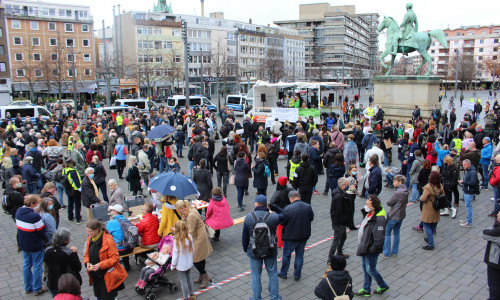 Rund 500 Menschen nahmen am 31. Oktober an einer "Querdenken"- Kundgebung auf dem Schloßplatz teil. Am morgigen Montag will "Querdenken 53" eine weitere Demonstration veranstalten.