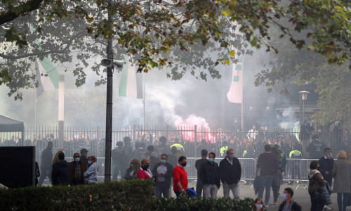 Die Hannoveraner Fans zünden nach dem Derby Pyro-Technik außerhalb der HDI Arena in Hannover.