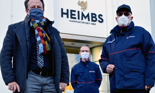 Lars Maier, Verkaufsleiter Innendienst von Heimbs-Kaffee (links), mit Malteser-Stadtbeauftragtem Frank Stautmeister (rechts) und Christian Schmidt, dem Projektleiter des Versorgungsbusses.