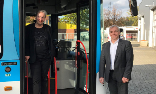 Bildungsdezernentin Iris Bothe und Timo Kaupert, Geschäftsführer der WVG, freuen sich über die zusätzlichen Busse in der Schülerbeförderung.