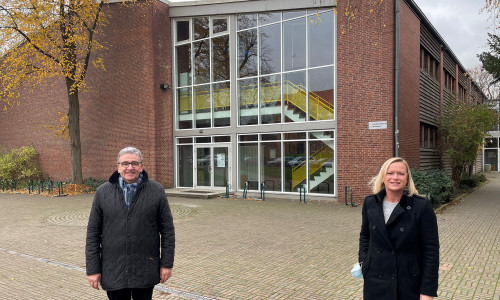 Die Landtagsabgeordnete Dunja Kreiser überbrachte Wolfenbüttels Bürgermeister Thomas Pink persönlich die gute Nachricht von der Förderung der Sanierung der Sporthalle am Landeshuter Platz.