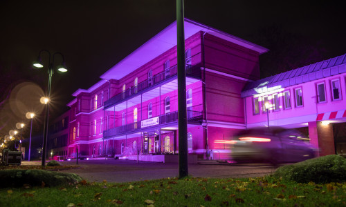 Der Standort Celler Straße wurde am Welt-Frühgeborenen-Tag für vier Stunden violett beleuchtet.