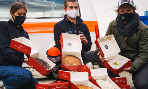 Die Malteser Braunschweig freuen sich über die Tortenlieferung. Rechts im Bild (auf dem Trio-Foto) ist Initiativen-Vorsitzender Fabian Haars.