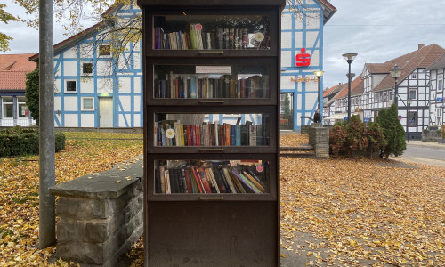 Tauschen statt wegwerfen: Die offenen Bücherschränke im Wolfsburger Stadtgebiet (hier: Vorsfelde) stehen allen Wolfsburger*innen zur Verfügung