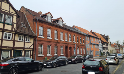 In einem Mehrfamilienhaus in Helmstedt wurde die 34-Jährige tot aufgefunden. 