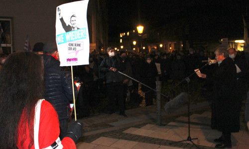 Renate Wagner-Redding, Vorsitzende der Jüdischen Gemeinde Braunschweig (re.), sprach zu den mehreren hundert Teilnehmern der Kundgebung.