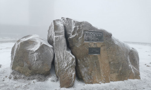 Dieser Stein markiert die mit 1.141 Metern höchste Stelle des Brockens. 