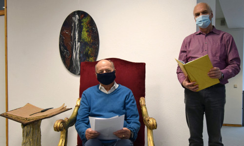 Dieter Kömpel, der Vorsitzende des Seniorenbeirates (sitzend) und Jörg Schumann, Fachgebietsleiter im Fachdienst Soziales und Senioren der Stadt Salzgitter, lesen Weihnachtsgeschichten für den Podcast. 