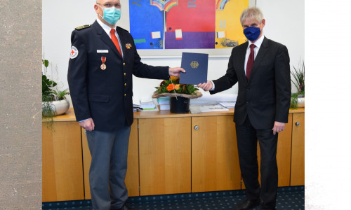Oberbürgermeister Frank Klingebiel überreicht Olaf Kleint die Verdienstmedaille des Verdienstordens der Bundesrepublik Deutschland.
