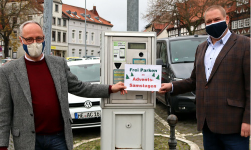 Erster Stadtrat Henning Konrad Otto und Bürgermeister Wittich Schobert machen auf das freie Parken an den Adventssamstagen aufmerksam.     