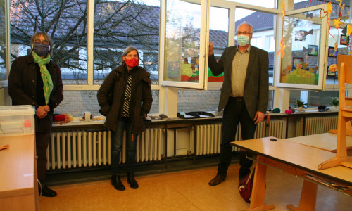 Der Destedter Schulleiter Ulrich Kleinfeldt (rechts) zeigt Dr. Diethelm Krause-Hotopp und Ulrike Siemens von den Cremlinger Grünen die Lüftungsmöglichkeiten in einem Klassenraum.