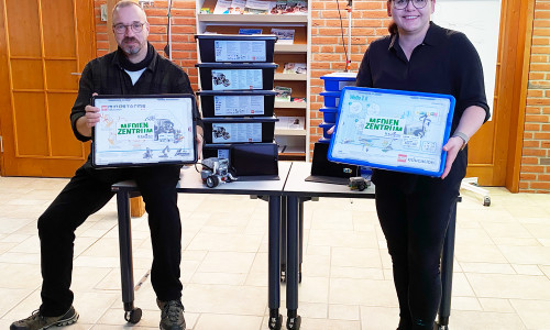 Jeannette Rische und Oliver Schröder aus dem Medienzentrum der Stadt Salzgitter präsentieren Lego-Mindstorms. 