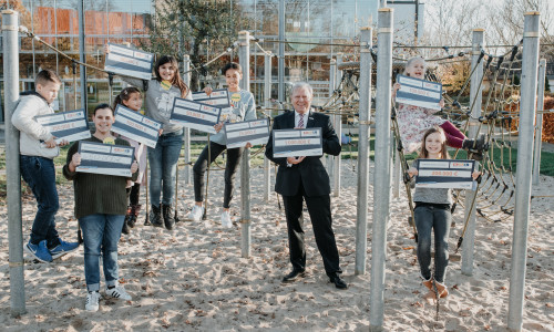 Jürgen Brinkmann, Vorstandsvorsitzender der Volksbank BraWo, übergibt mit Kindern des RTL Kinderhauses Salzgitter beim RTL Spendenmarathon Spenden von 2.220.000 Euro an die „Stiftung RTL - Wir helfen Kindern e.V.". 