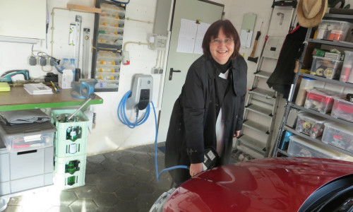 Testladerin Sabine Walkling aus Dibbesdorf hat gerade ihre neue Wallbox installiert bekommen und lädt erstmalig ihr Elektrofahrzeug zu Hause.