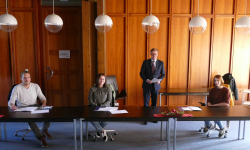 Die drei Stipendiaten Till Brandes (v.l.), Tanja Schmidt und Dana Holicki unterzeichneten stellvertretend für ihren Berufszweig die Stipendien, die Landrat Dr. Andreas Ebel für den Landkreis Gifhorn vergab.