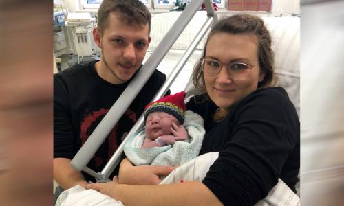 Freuen sich über ihr Weihnachtsbaby: Die Eltern Katharina und Sven mit ihrem Sohn Loki-Finan.
