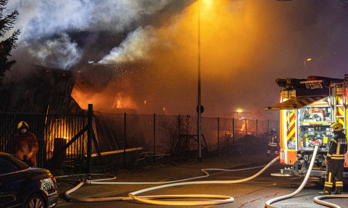 Beim Eintreffen der Feuerwehr stand die Lagerhalle bereits in Flammen.