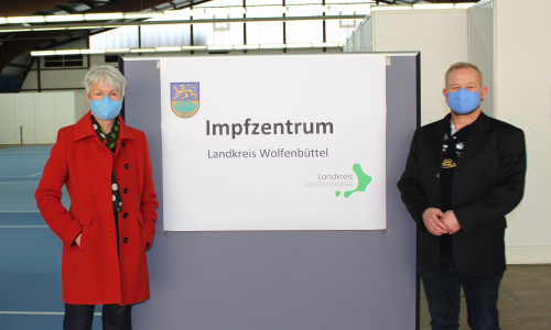 Landrätin Christiana Steinbrügge und Olaf Glaeske gaben erste Einblicke in das Impfzentrum in Wolfenbüttel.