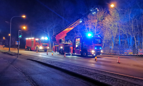 Die Feuerwehr leuchtete den Tatort am Sudmerberg in Goslar aus. 
