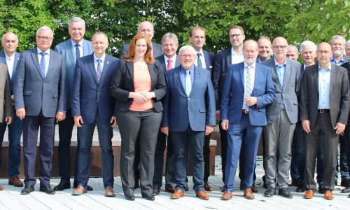 Die 15 Partner der 2019 gegründeten Hochwasser-Partnerschaft bei der Vertragsunterzeichnung im Mai 2019. 