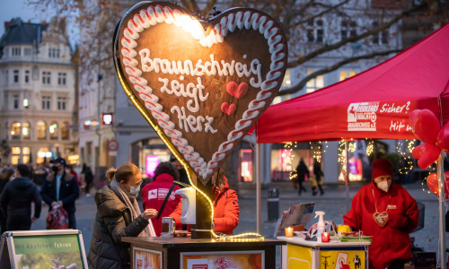 Gäste der Braunschweiger Innenstadt spendeten am vergangenen Samstag bei „Braunschweig zeigt Herz“ für die Verkehrswacht Braunschweig.