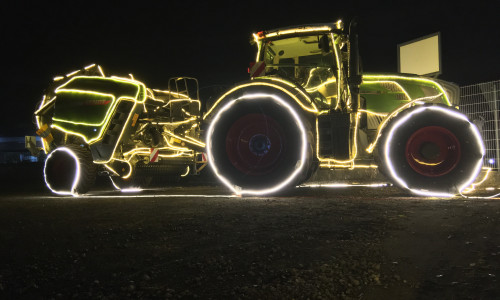 Die Traktoren sollen für weihnachtliches Flair sorgen.