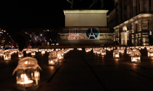 4.000 Kerzen wurden auf dem Schloßplatz angezündet.