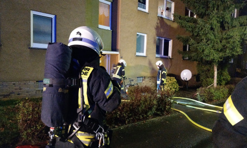 Die Feuerwehr musste in der Nacht zu einem Einsatz in einem Mehrfamilienhaus ausrücken.