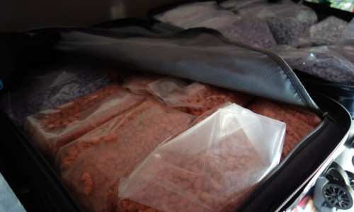 Der LKW-Fahrer hatte auf mehrere Taschen verteilt 57 Kilo Ecstasy dabei. Der Straßenwert beläuft sich nach Polizeiangaben auf etwa 700.000 Euro.