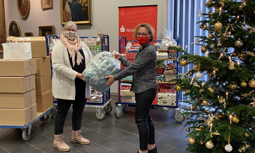 Anja Wiegand (re.) aus dem Orga-Team des Weihnachtswünschebaums übergibt die Spenden an Heike Malek vom Parkbank e.V..