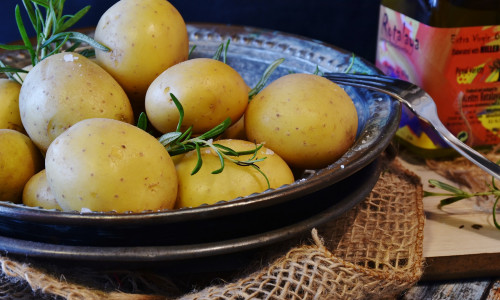 Pellkartoffeln oder Kartoffeln werden weniger gegessen, Kartoffelprodukte legen im Handel zu.