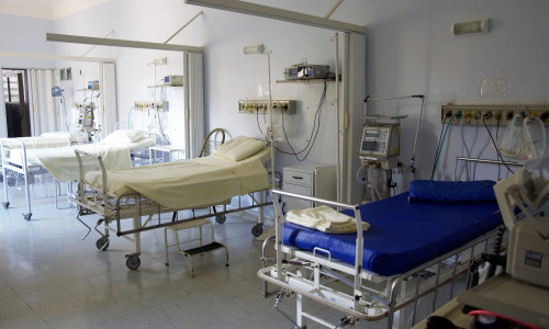 Laut AfD würde auf die Krankenhäuser durch die Reform jede Menge Bürokratie zukommen. Symbolbild