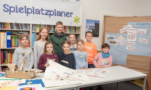 Die acht- bis elfjährigen Kinder präsentieren in den Räumen der Stadtjugendpflege ihre Pläne für den neu geplanten Spielplatz „Kalkweg".