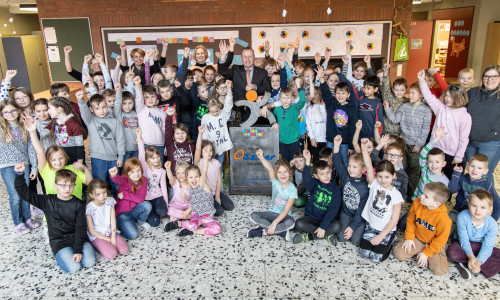 Steffen Krollmann freut sich mit Kindern und Kollegium der Grundschule Ringelheim über den Sport Oskar.