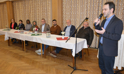 Adem Tatli hat die Anwesenden zur Gesprächsrunde von Christen und Muslimen begrüßt.