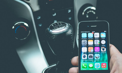 Laut Polizei nutze etwa die Hälfte aller Autofahrer das Mobiltelefon während der Fahrt ohne Freisprecheinrichtung. Symbolbild.