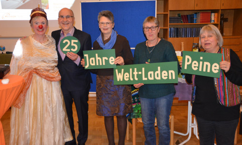 Clownin Arabelle (links) feiert mit dne Gründngmitgleidern 25 Jahre Weltladen Peine.