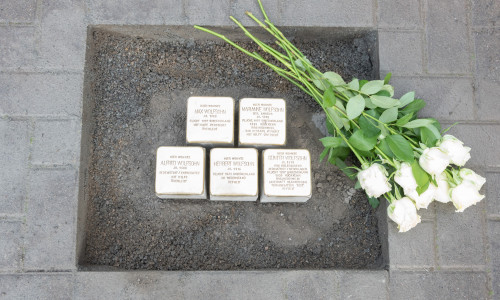 Die Schülerinnen und Schüler der Leibniz-Realschule legten weiße Rosen an die „Stolpersteine" der Familie Wolfsohn nieder.