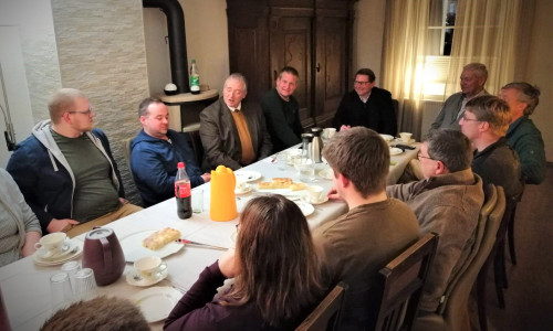 CDU-Kandidat für die Wahl zum Bürgermeister der Samtgemeinde Sickte Marco Kelb (Mitte), umrahmt von den Gastgebern Christian Sell (links von Kelb) und Eberhard Sell (rechts von Kelb), gemeinsam mit dem CDU-Landtagsabgeordneten Frank Oesterhelweg (links von C.Sell) im Gespräch mit Landwirten aus der Samtgemeinde Sickte.