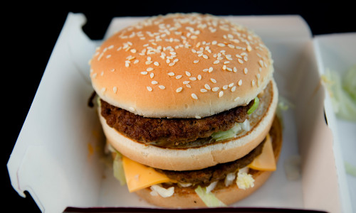 Dieser Hamburger einer großen Fast-Food- Kette kostet 4,29 Euro. Genau 28 Minuten muss ein Beschäftigter im Schnellrestaurant aktuell arbeiten, um sich diesen Burger selbst zu leisten. Die Gewerkschaft NGG fordert jetzt ein Ende der Niedriglöhne bei McDonald’s, Burger King & Co.