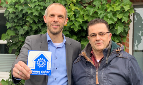 Der Präventionsexperte Mario Dedolf (Rechts) konnte am heutigen Freitagvormittag die erste "Zuhause sicher" Plakette an einen Hauseigentümer übergeben. 