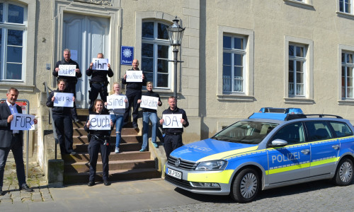 Die Polizei Schöningen unterstützt die Aktion #ZuhauseBleiben.