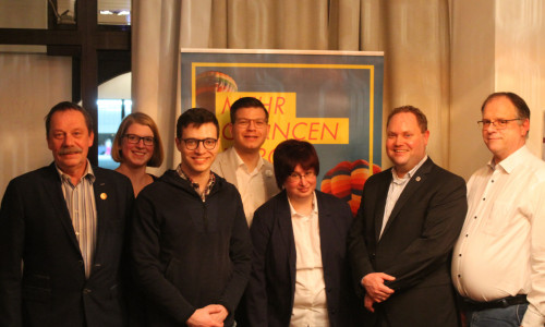 Der FDP-Kreisvorstand besteht aus Björn Försterling (Mitte) sowie Thomas Fach, Christina Balder, Max Weitemeier, Simone Schidlowski, Markus Dietl und Oliver Düber (v.l.).